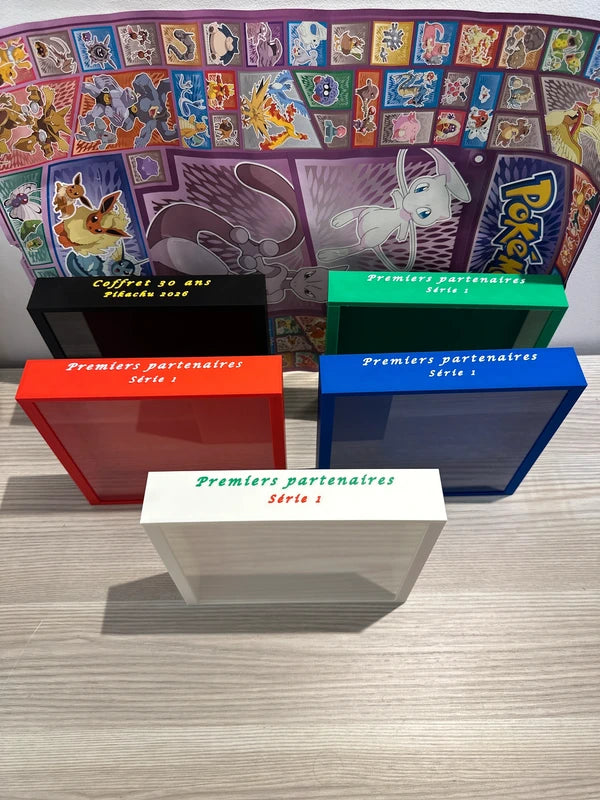 100 % Personnalisable - Protection Coffret Premiers Partenaires / Pikachu 30 ans Pokémon Day