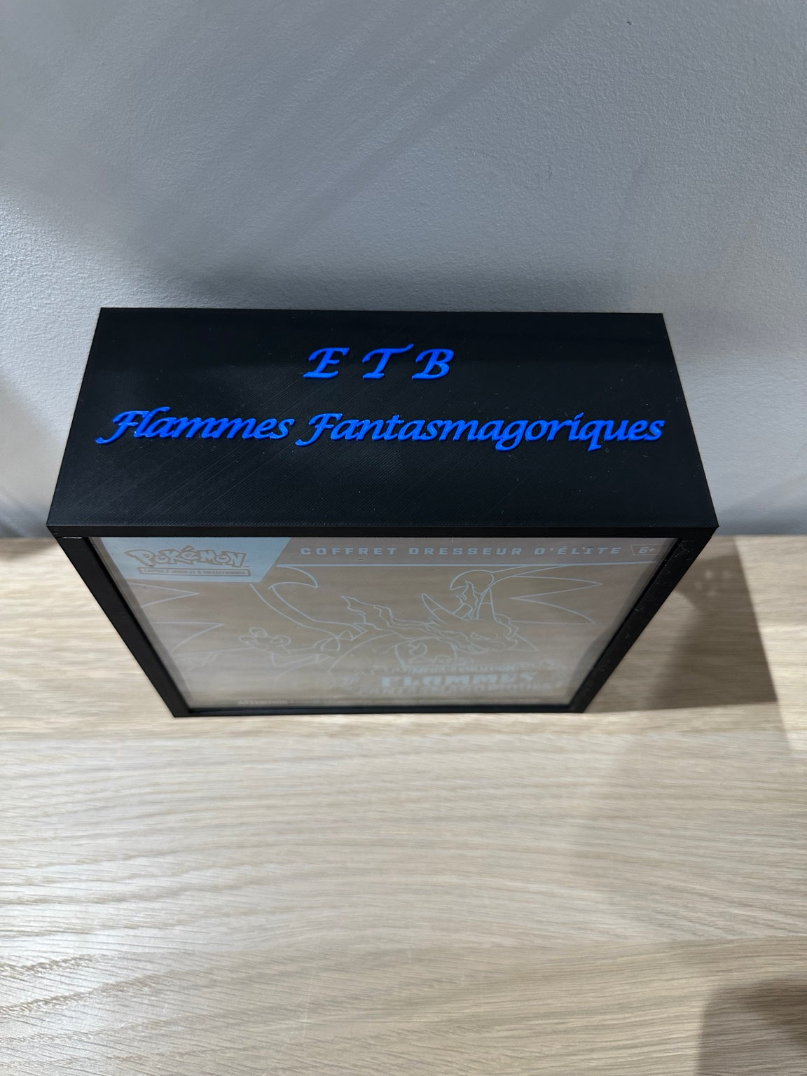 Protection ETB Flammes Fantasmagoriques ME02 - Coffret Dresseur d'Élite Pokémon (Noir & Bleu)