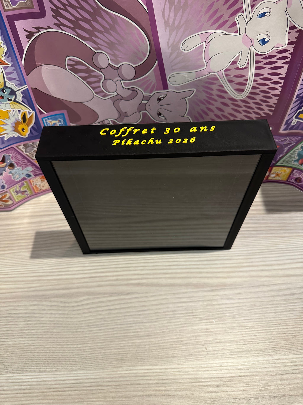 100 % Personnalisable - Protection Coffret Premiers Partenaires / Pikachu 30 ans Pokémon Day