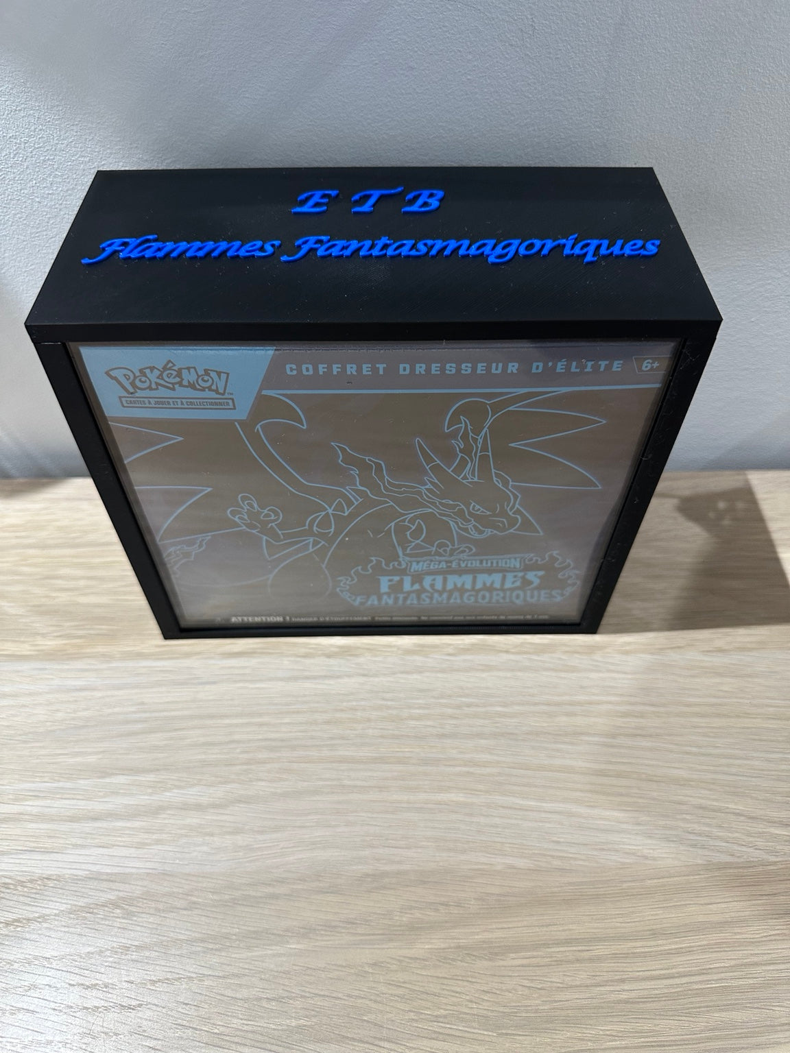 Protection ETB Flammes Fantasmagoriques ME02 - Coffret Dresseur d'Élite Pokémon (Noir & Bleu)