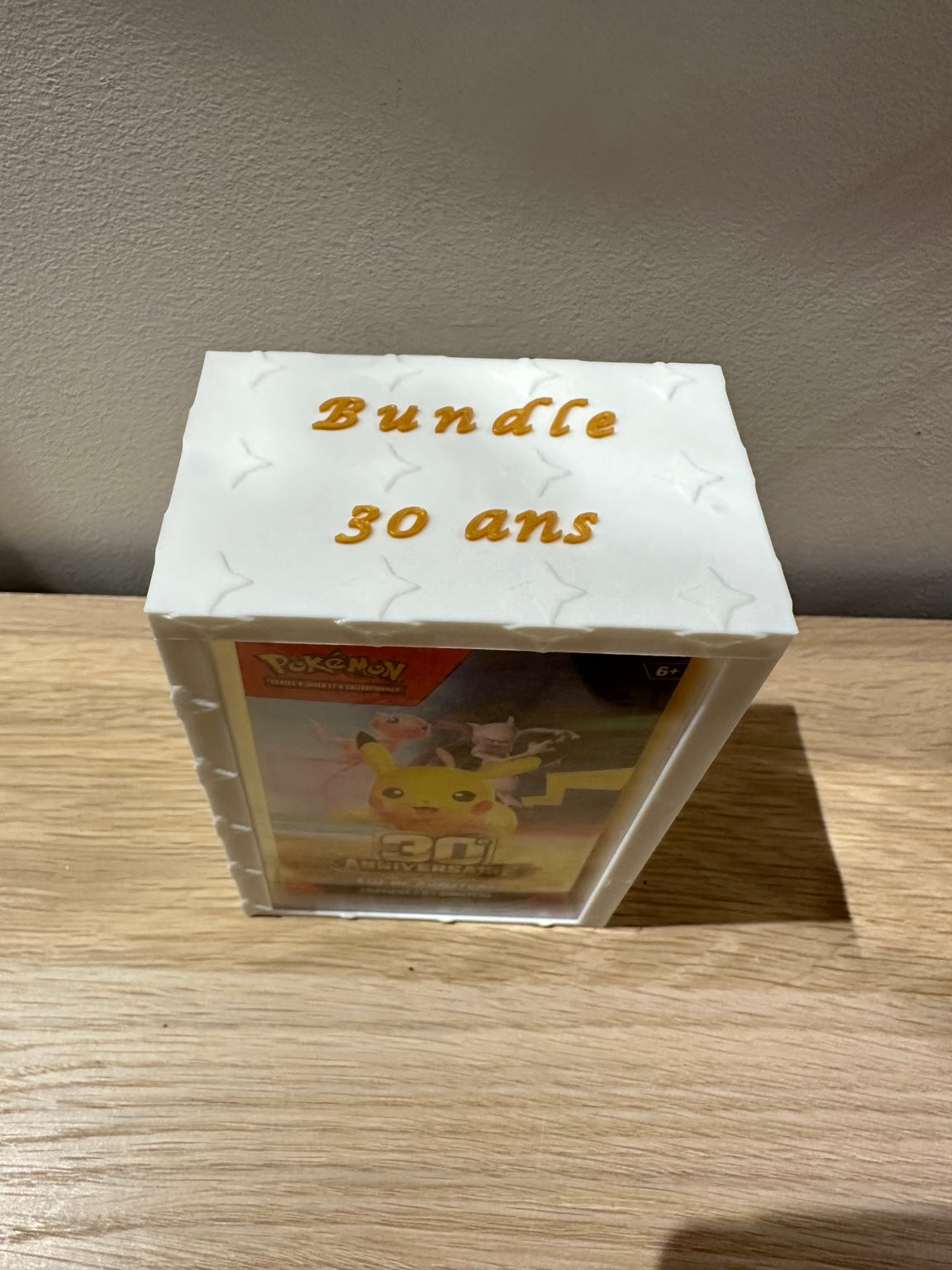 Boîte de protection spéciale étoilée — Bundle Pokémon 30 Ans « Pokémon Day » (lot de boosters) — Blanc & Or