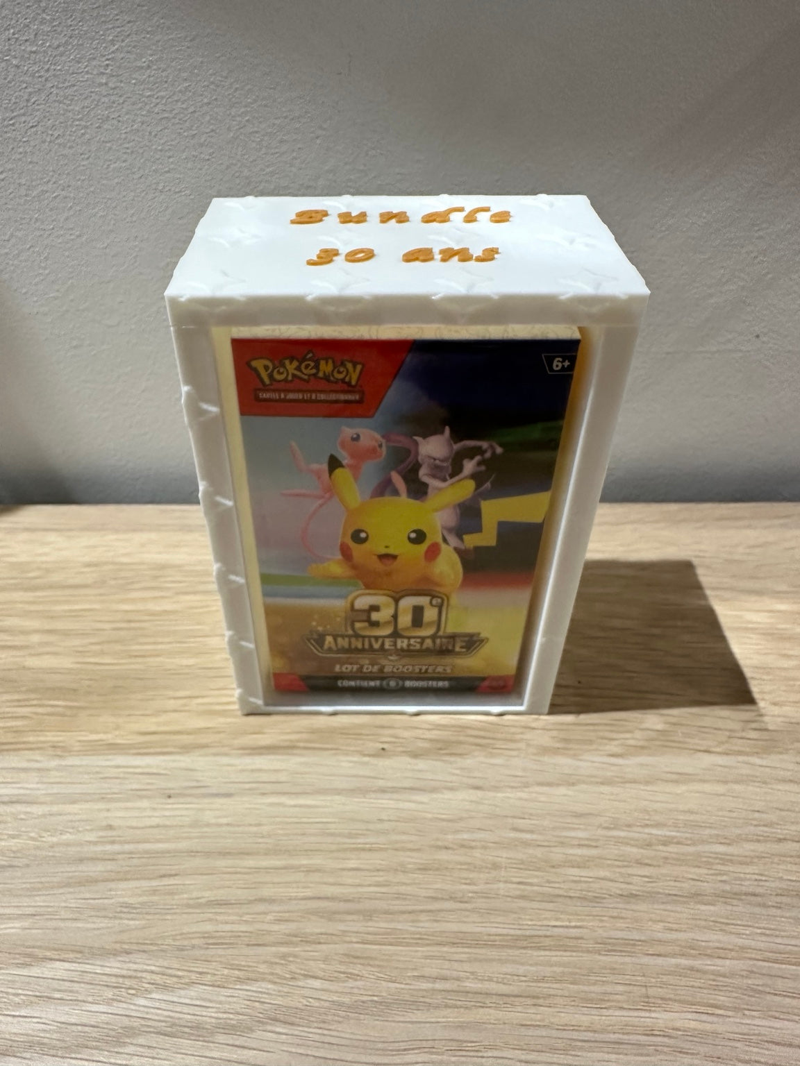 Boîte de protection spéciale étoilée — Bundle Pokémon 30 Ans « Pokémon Day » (lot de boosters) — Blanc & Or